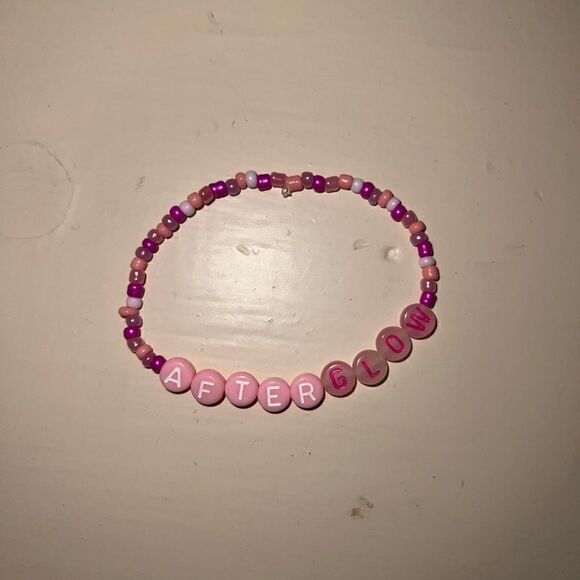 Taylor Swift Glow in the Dark Friendship Bracelet - Picture 2 of 3